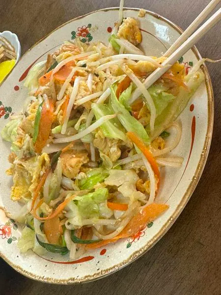 垣花食堂のフーチャンプルーを箸で持ち上げた様子
