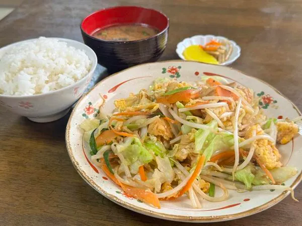 麩とキャベツ、もやし、ニンジンが入ったフーチャンプルー