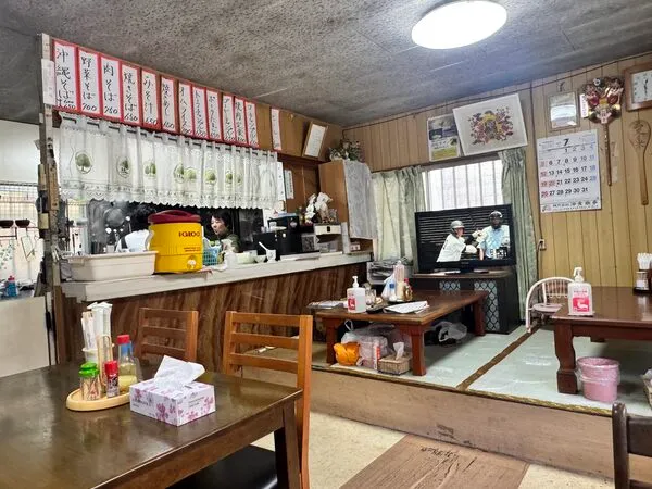 テーブル席と座敷席がある垣花食堂の店内