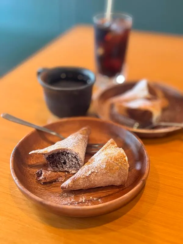 那覇市仲井真のmaru CAFEで食後に楽しんだ三角形のデザートとコーヒー、アイスドリンク