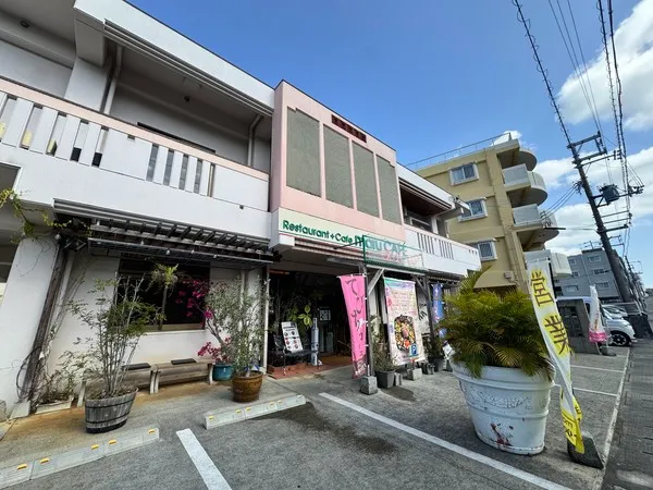 那覇市仲井真にあるmaru CAFEの外観と店舗前の駐車場