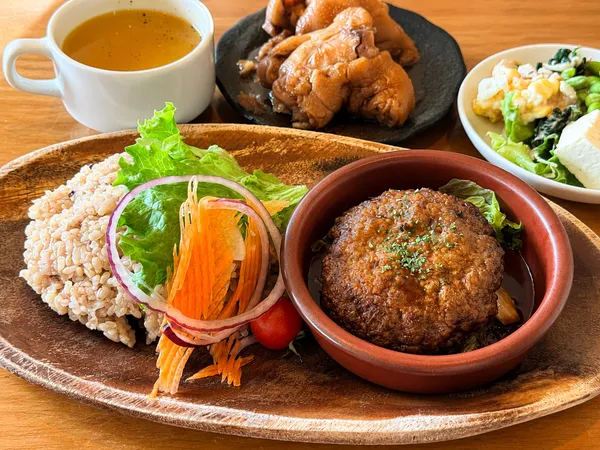 那覇市仲井真のmaru CAFEで注文した煮込みデミハンバーグと玄米、サラダ、食べ放題のてびち