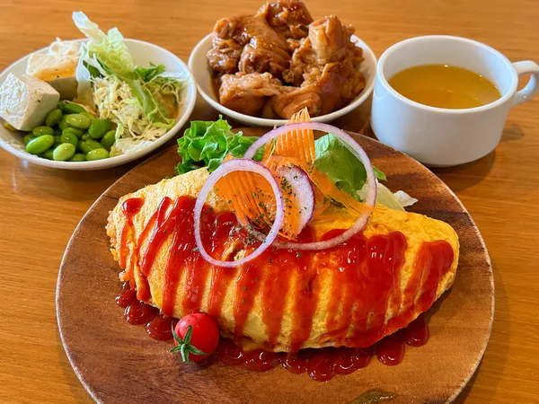 那覇市仲井真のmaru CAFEで食べたオムライスと食べ放題のてびち、サラダ、スープ
