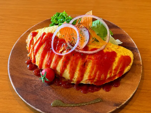 那覇市仲井真のmaru CAFEで注文した、ケチャップたっぷりの大きなオムライスと彩り野菜