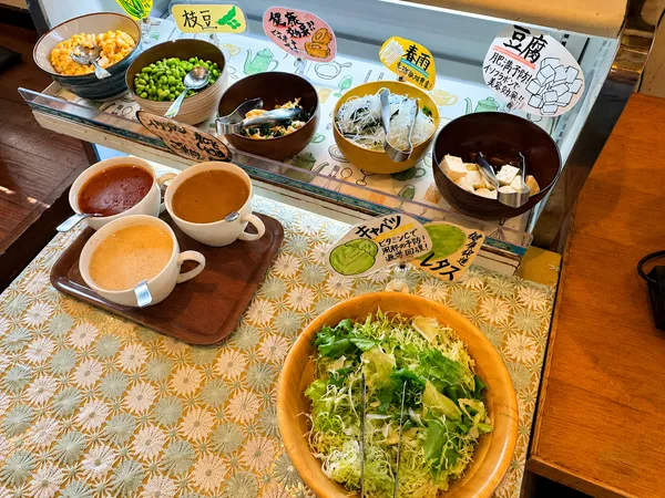 那覇市仲井真のmaru CAFEにあるサラダや豆腐、枝豆、春雨のサイドバイキング