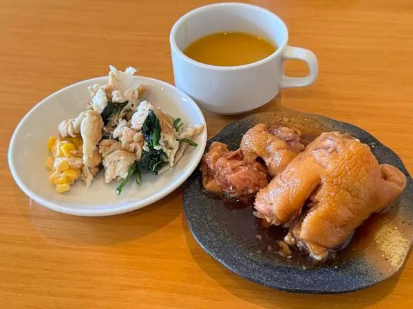 那覇市仲井真のmaru CAFEで取った、てびちと鶏肉入りサラダ、スープ