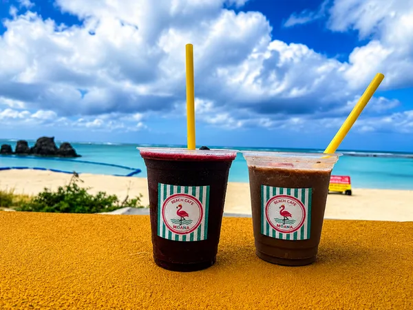 アラハビーチを背景に並べたアサイースムージーとチョコバナナプロテインスムージー