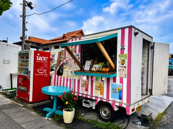 北谷町アラハビーチ横にあるキングス選手も訪れるCAFE de MOANAのキッチンカー外観