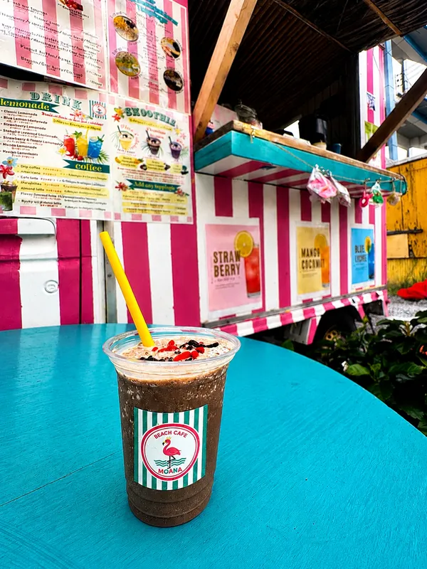 CAFE de MOANAのチョコバナナプロテインスムージーとピンク色のキッチンカー