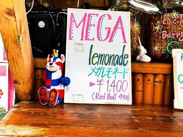 CAFE de MOANAのメガレモネード案内とキングスのゴーディーぬいぐるみ