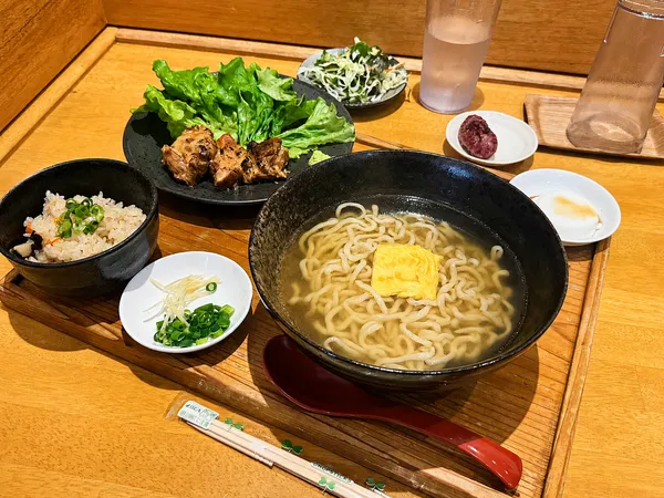 糸満市のまーさん処むかいやで提供された、沖縄そばと炙り軟骨ソーキ、ジューシー、小鉢が付くむかいやセット