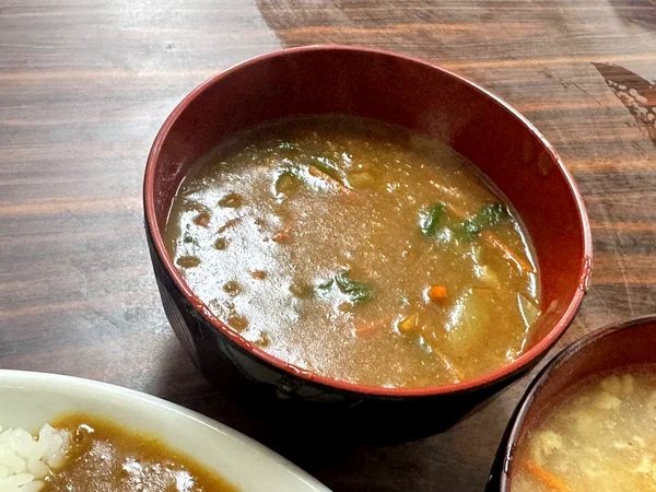 糸満市のセンター食堂で、カツカレーと一緒に提供された追加用のカレールー