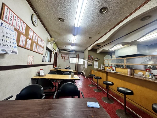 カウンター席とテーブル席が並ぶ、昔ながらの雰囲気を残した糸満市センター食堂の店内