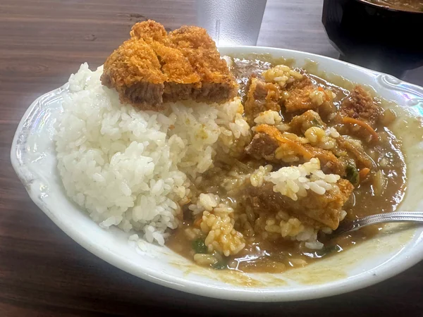 センター食堂のカツカレーを食べ進め、カレールーが少なくなってきた大盛りご飯とカツ