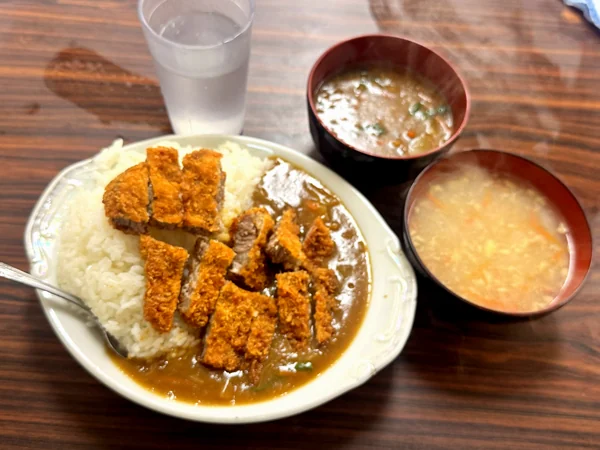 糸満市のセンター食堂で提供される、追いルーと中華スープ付きのカツカレー850円