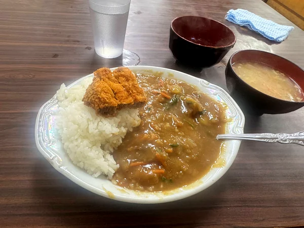 別添えの追いルーを加え、ご飯とカツにカレーを絡めたセンター食堂のカツカレー