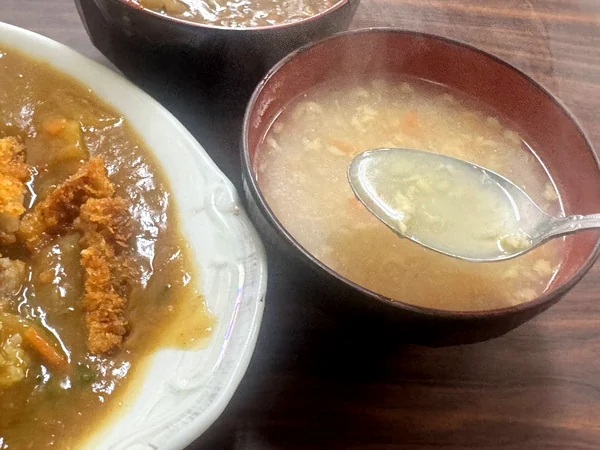 糸満市のセンター食堂でカツカレーに付く、卵と野菜が入ったとろみのある中華スープ