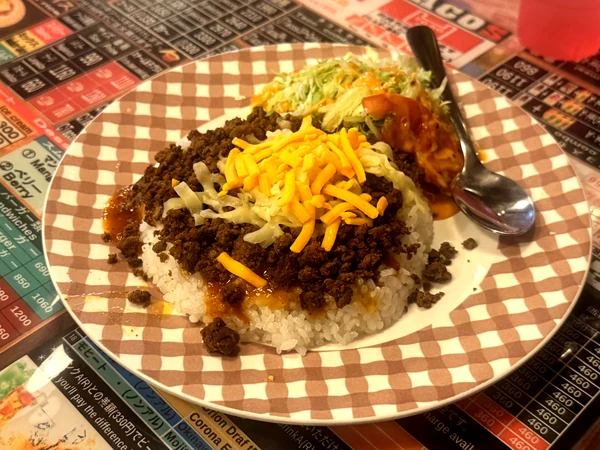 チャーリー多幸寿のチャーリーライス。タコミートとチーズ、ご飯を楽しめる沖縄市の人気メニュー。