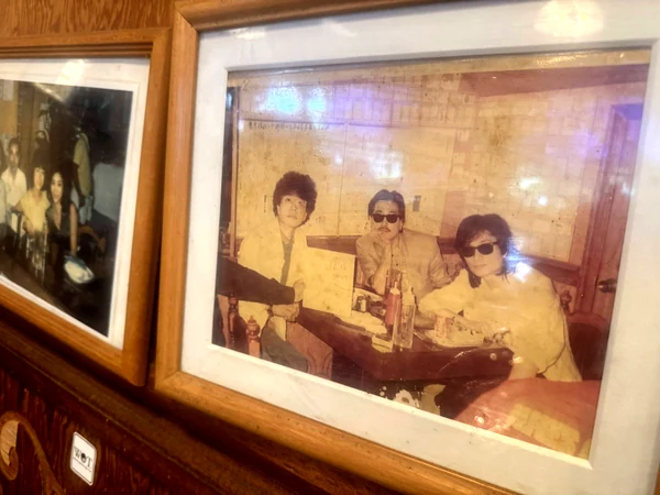 チャーリー多幸寿に飾られた若い頃のTHE ALFEEの写真。