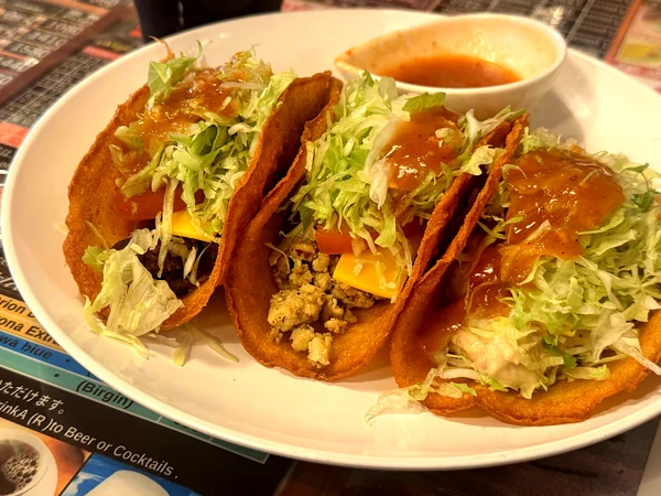 チャーリー多幸寿のタコス3Pセット。ビーフ・ツナ・チキンの3種類を食べ比べ。
