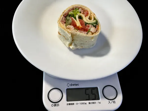 コストコのハイローラーBLT1個を計量したところ約55g