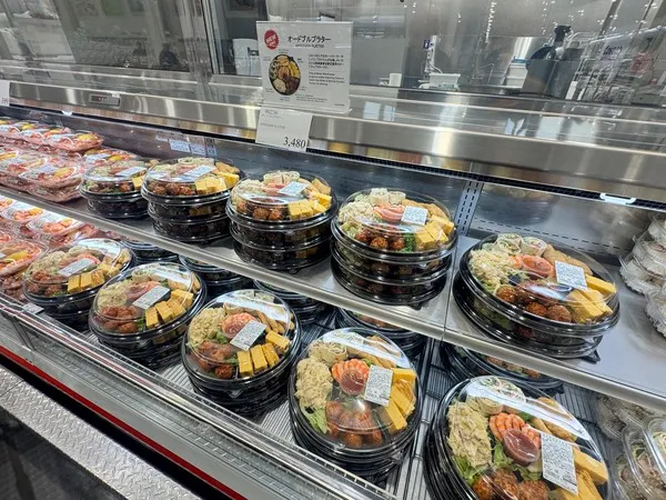 コストコ沖縄南城倉庫店のデリカ売り場に並ぶオードブルプラター