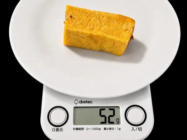 コストコ沖縄限定オードブルの玉子焼きを計量した写真、1個52g