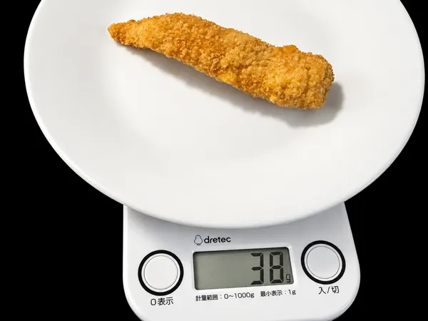 コストコ沖縄限定オードブルの揚げ物を計量した写真、1個38g