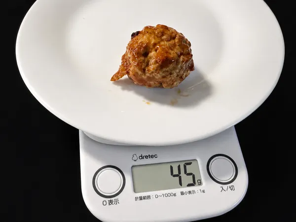 コストコ沖縄限定オードブルのミートボールを計量した写真、1個45g