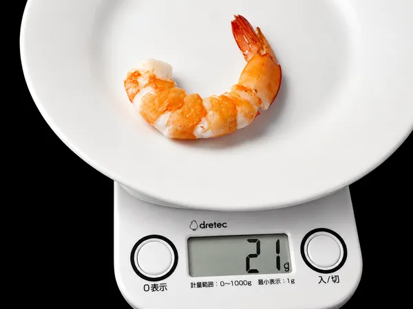 コストコ沖縄限定オードブルのシュリンプを計量した写真、1尾21g