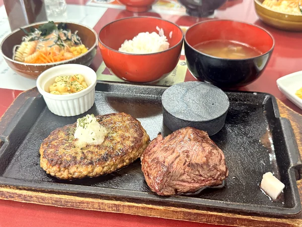 県民ステーキのハンバーグセット。ハンバーグ150gと県民ステーキ100gを鉄板で提供