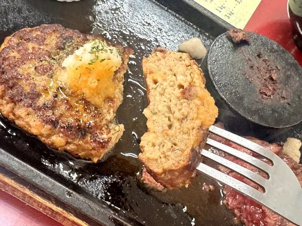 県民ステーキのハンバーグを切った断面。肉が詰まった肉々しい仕上がり