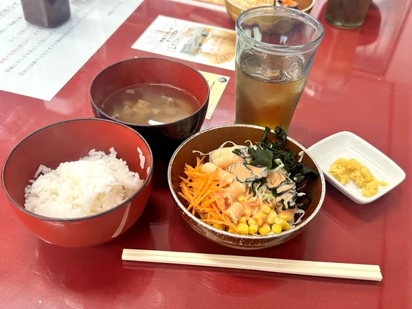 県民ステーキの食べ放題で取ったライス、牛汁、サラダと刻みにんにく