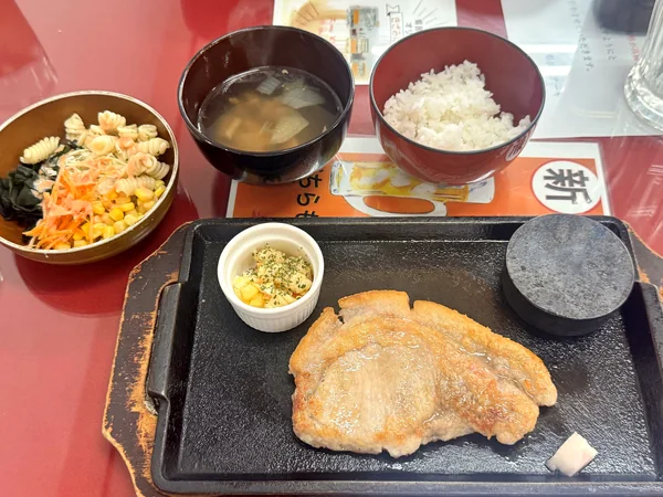 県民ステーキのアグーステーキ150gとライス、牛汁、サラダ
