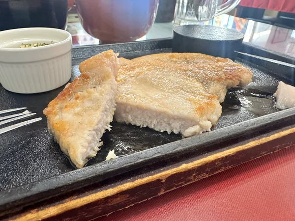アグーステーキを切った断面。厚みのある豚肉と脂身の様子