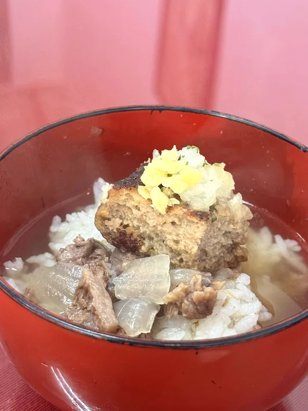 牛汁をご飯にかけハンバーグと刻みにんにくをのせた自分流の〆ご飯