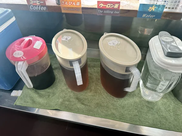 県民ステーキのセルフドリンクコーナーに並ぶコーヒー、さんぴん茶、ウーロン茶、水
