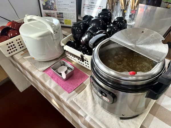 県民ステーキのセルフサービスコーナーにある牛汁の鍋とライスジャ