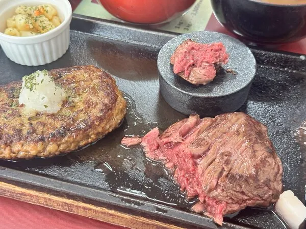 レアに焼かれた県民ステーキの断面とハンバーグ、焼き石