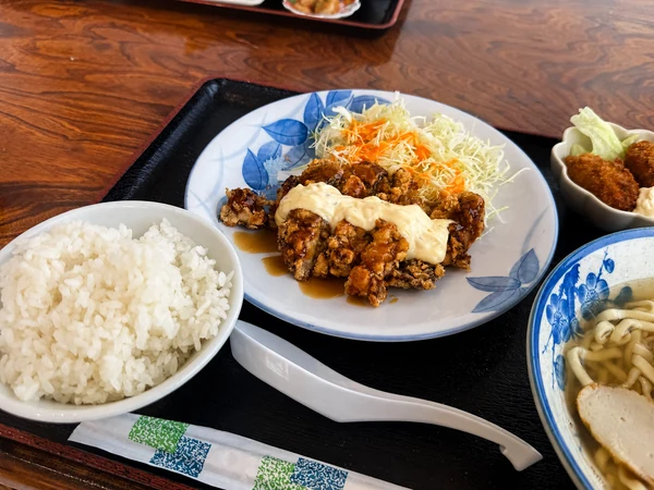 うるま市のうるまる食堂で注文したチキン南蛮。甘めの南蛮ソースとタルタルソースがたっぷりかかったメイン料理