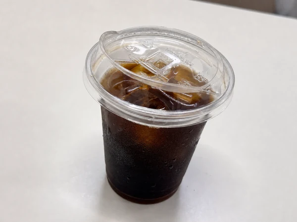 うるま市のうるまる食堂で食後にもらった持ち帰り用アイスコーヒー。プレオープン特典のサービス