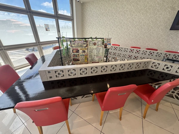 うるま市のうるまる食堂うるま店にあるカウンター席。一人でも利用しやすい広々とした座席