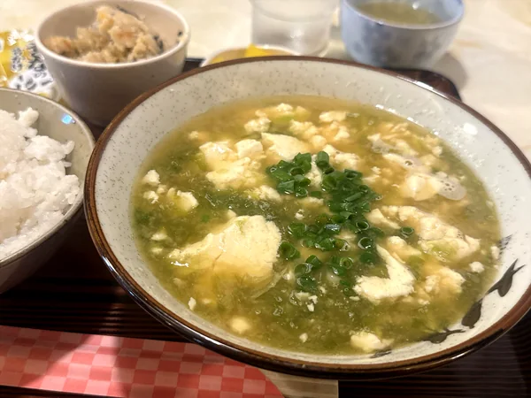 アーサーとネギが入った食事処やまの味噌ゆし豆腐