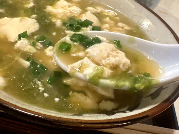 レンゲですくったふわふわのアーサー入り味噌ゆし豆腐