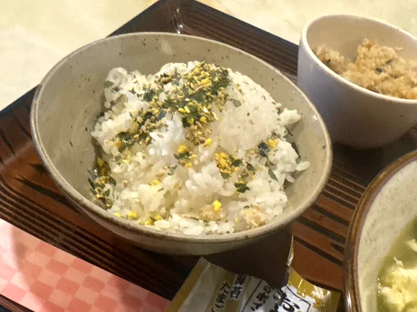 食事処やまの定食に付くふりかけをかけた白ご飯