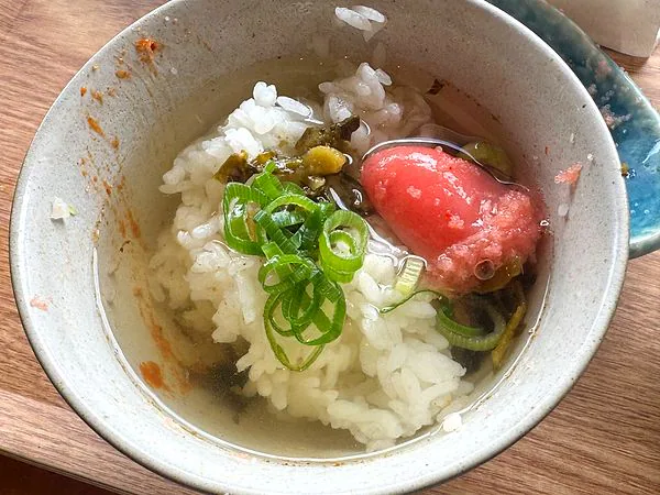明太子と高菜にうまだしをかけた沖縄やまやの明太子茶漬け