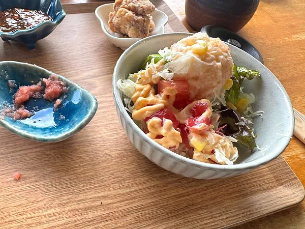 めんたいマヨネーズをかけた沖縄やまやのサラダ
