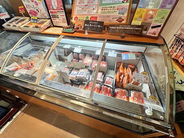 沖縄やまや店内で販売されている辛子明太子やオリジナル商品