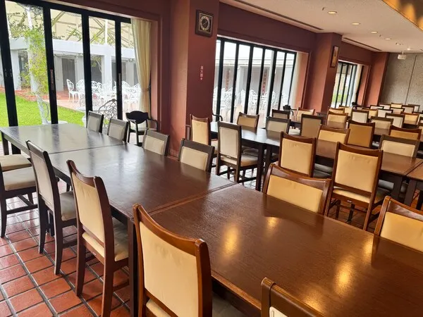 大きな窓とテーブル席が並ぶOIC食堂の広い店内