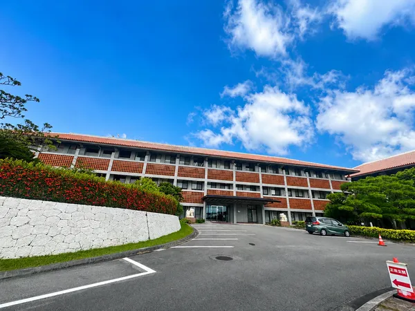 青空の下に建つ浦添市前田のJICA沖縄国際センター